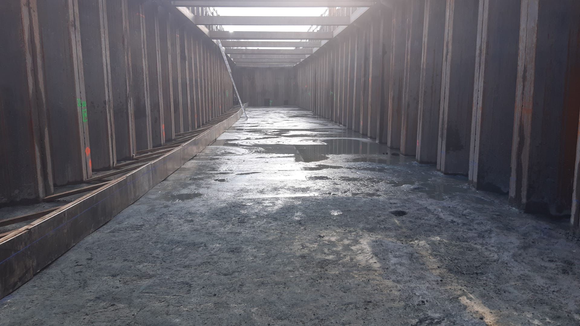 Base slab in a sheet pile cofferdam