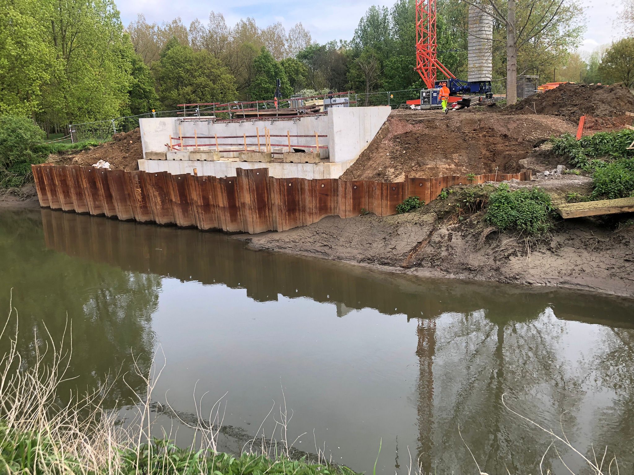 Underwater cutting of sheet piles for a bridge pier